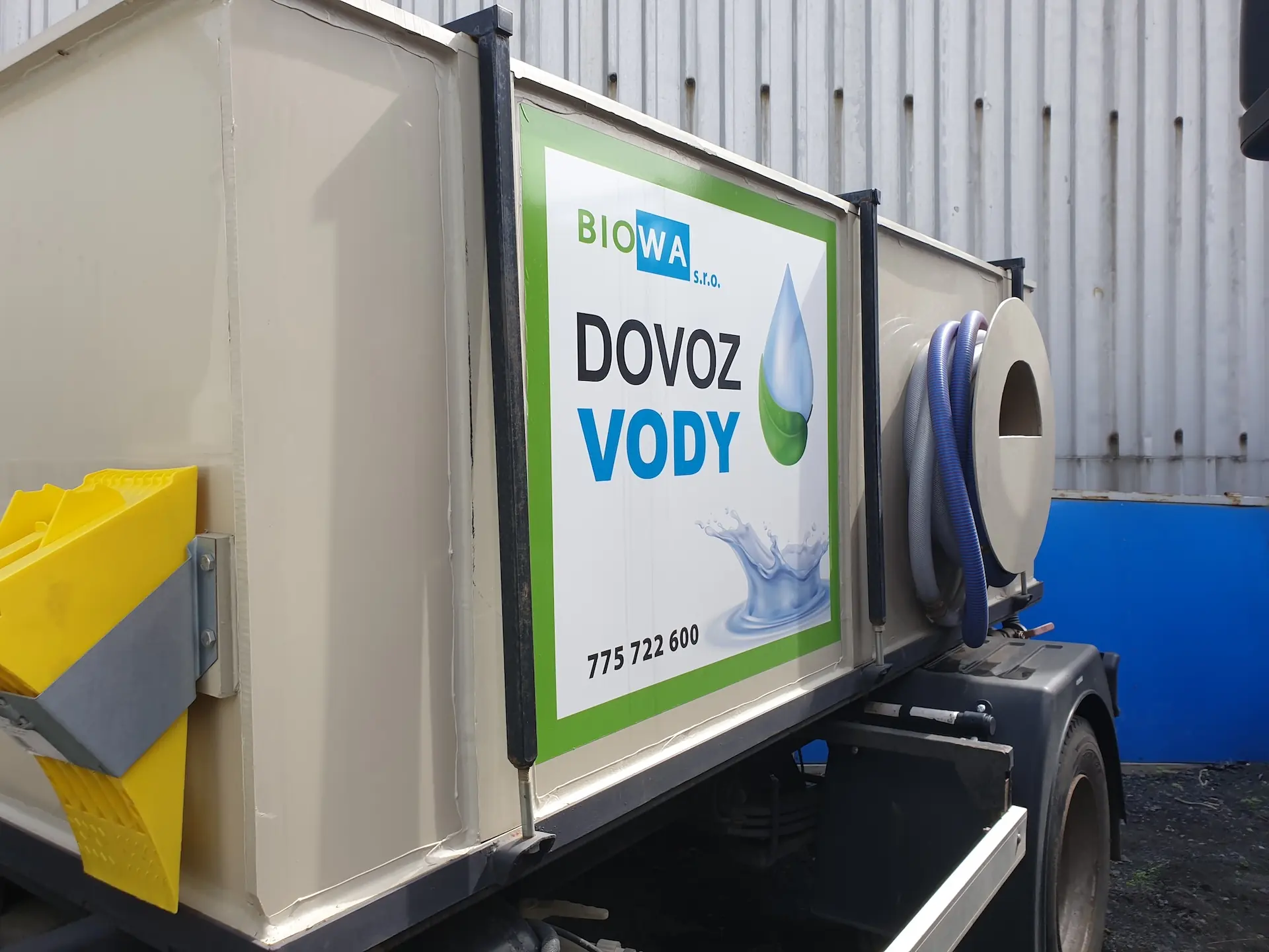 Cisterna pro dovoz vody do bazénu